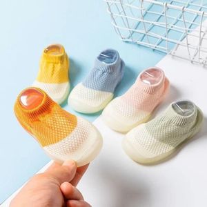 Första vandrare babyskor unisex småbarn vandrare pojkar flickor barn andas gummi mjuka ensam golvstrumpor stickade stövlar antislip gåva