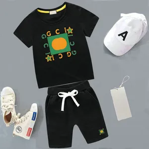 Çocuk Tasarımcı Giyim Setleri Yaz Pamuklu En Kalite T-Shirt Pantolon Seti Marka Logosu Baskı Çocuklar 2 Parça Giyim Bebek Erkek Kız 2-7T Moda Küçük Orta Uygulama