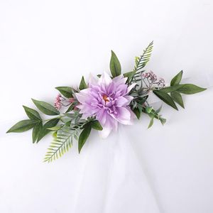 装飾的な花の結婚式の椅子サッシェス装飾ノルディックヴィンテージ人工花シルクシルクズリボンとパーティーアーチの背景の装飾