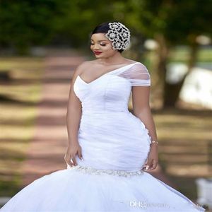 2020 New Sexy Plus Size abiti da sposa a sirena africano una spalla increspato in rilievo sexy aperto indietro con bottoni sweep treno da sposa G255U