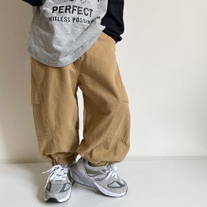 Byxor Autumn Boys Solid Color Cargo Pants Handsome Tickets Wide Leg Baby Barn Bomull Löst byxor 230617