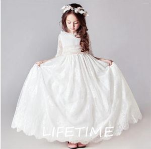 La ragazza veste l'abito da ballo gonfio del todder del fiore del merletto del champagne per i bambini di spettacolo di comunione di nozze