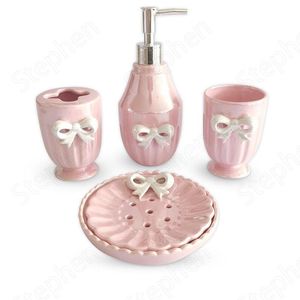 Conjuntos Adorno de lazo rosa Juego de accesorios de baño de cerámica Conjunto de artesanía en relieve moderno japonés Soporte para cepillo de dientes Jabonera Decoración del hogar