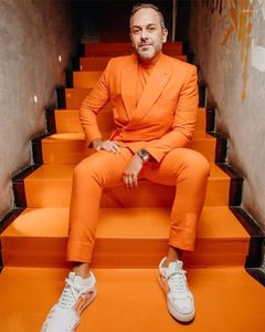 Abiti da uomo Pantaloni da uomo arancione brillante Moda smoking da sposo slim fit Risvolto con visiera Blazer da festa su misura 2 pezzi (pantaloni giacca)