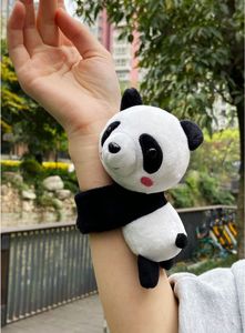 Animali di peluche ripieni Slap Braccialetti di peluche Panda di animali Fasce di peluche Giocattolo per feste Jungle Cartoon Snap Abbraccio Fascia da polso Hugger Giocattoli per bambini Adulto 230617