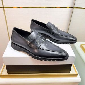 Sapatos sociais masculinos de couro casuais luxuosos clássicos pretos negócios mocassins pontiagudos moda elegante sem cadarço no escritório para homens