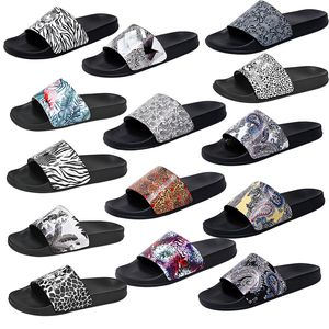 Lyxdesigner Slipper Men gummi Anti-slip Glossy Print Sandal Soft Bottom Bekväm hem utomhus tofflor strandskor storlek 38-46