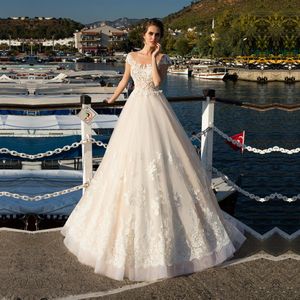 Vintage Boho Wedding Suknia 2020 Cap Rleeves Vestido de noiva szata de Mariee z backless z zamiatającym pociągiem ślubnym 258V