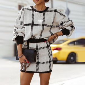 Vestidos de trabalho Outono Feminino Casual O Neck Pullover Sweatshirt Mini Saias Outfits Office Lady 2pcs Conjuntos Primavera Elegante Plaid Print Terno