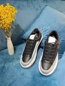 New top Luxurys Designer sneakers Men Women Canvas lace up flat bottomed fashionable comfortable casual shoe size 35-46