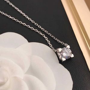 Original Designer Carter Single Diamond Cowhead Necklace 925 Sterling Silver Plated 18k Gold Inlaid med en Claw Four Claw Pendant Neckchain JGQZ