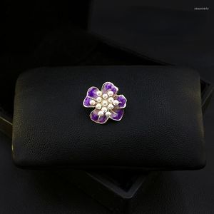 Spille Fiore viola Colletto Spilla smaltata Corpetto Gancio nascosto Anti-esposizione Spilla piccola Abito Maglione Cappello Ornamento Gioielli di perle da donna