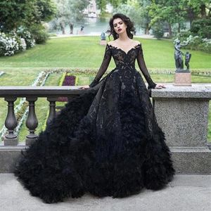 Luxury Black Lace Pärlagade bröllopsklänningar Sträng från axeln oftskirt fjäder brudklänningar långa ärmar en linje gotisk mantel de 2184