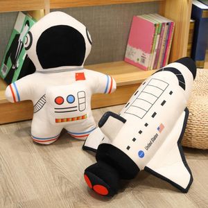Fyllda plyschdjur Simulering Space Series Plush Toys Astronaut Spaceman Rocket Rymdskepp fylld plysch docka soffa pojkar barn födelsedagspresent 230617