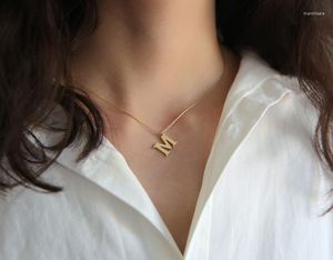 Hänge halsband unik design guldfärg engelska bokstav m halsband kvinnor söt rostfritt stål inledande flickvän gåva