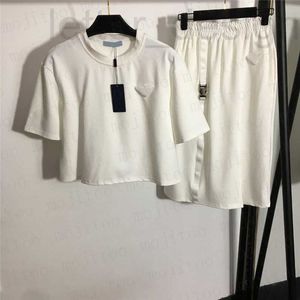 Plus storlek klänningar designer bokstav t skjortor klädkläder set kvinnor design säkerhet knapp hög midja delade kjolar casual tees toppar två stycken kostymer iibo