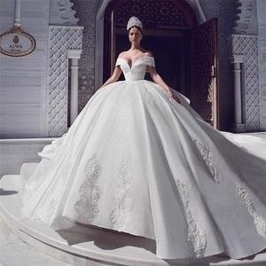 2020 Vintage bollklänningsbröllopsklänningar med katedralen Train Cascading Ruffles spetsapplikation från axelbryggklänningar Vestido de N231Z