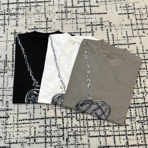 Camiseta feminina designer verão nova pintura corrente bolsa tiracolo padrão tendência versátil manga curta para homens mulheres 9XOS