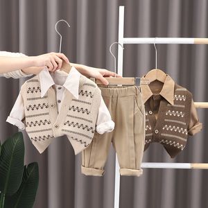 Kläduppsättningar Olekid Spring 3st Baby Boys Clothing Set tröja Cardigan Vest Långärmad skjortor Jeans byxor pojkar kläder set Autumn 230617