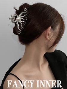 Klipsy do włosów Barrettes Octopus Hair Spin Nekury Punk Pearl Metal Gothic Cool Claw Clip Akcesoria dla kobiet biżuteria 230619