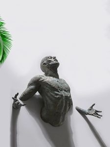 Oggetti decorativi Figurine 3D Attraverso parete Figura Scultura Resina Galvanotecnica Imitazione Rame Astratta Arrampicata Statua Soggiorno Decorazione della casa 230617