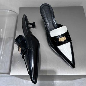 Летние сандалии дамы средние высокие каблуки обувь скользит в модную металлическую женскую неглубокую обувь заостренные пальцы ноги мулы женщины
