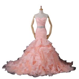 Erstklassige errötende rosafarbene Meerjungfrau-Brautkleider mit herzförmigem Ausschnitt, glänzenden Perlen, gerafftem Oberteil, kaskadierendem Rüschenrock und Schnürung am Rücken