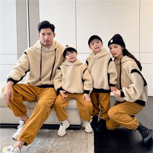 Conjuntos de roupas combinando para a família Roupas de inverno para crianças Roupas para pais e filhos moletons e calças Terno para mãe, pai, filho, filha 230619