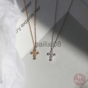 Naszyjniki wiszące 925 srebrne srebrne proste Pav Crystal Cross Naszyjnik Kobiety