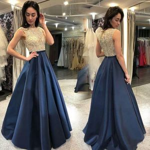 2023 Nuovi abiti da damigella d'onore in oro e blu Navy Blue Sheer Neck Major Beaded Floor Lunghezza Wedding Guest Party Prom Abiti da sera