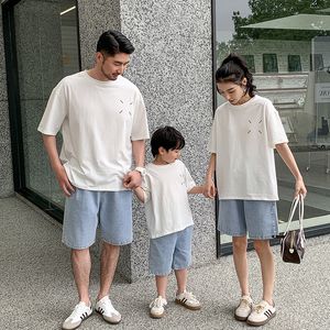 家族を一致させる衣装の夏の父の息子tシャツ母と娘2ピースセット2023子供服親子服230619