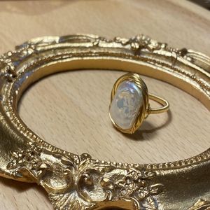 Pierścienie klastrowe barokowy pierścień perłowy z francuskim urokiem i nieregularnym owijaniem drutu dla kobiet