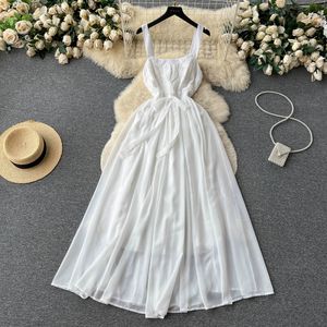 فستان خرافية أبيض للسياحة وأسلوب أبيض مع دانتيل على طراز الخصر مجوفًا للتطريز وربط الشيفون