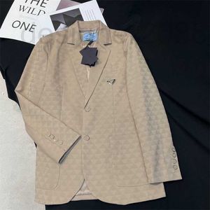 Ternos femininos Blazers estilista Verão Novo Commuter Elegante Temperamento Moda Triângulo Ferragens Decoração Blazer Feminino ZSWF