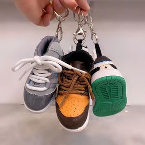 العلامة التجارية الإبداعية حذاء رياضي مفتاح سلسلة موسع المحاكاة أحذية رياضية قلادة حلي عصرية حلي السيارة للسيارة هدايا الزوجين الداخلية