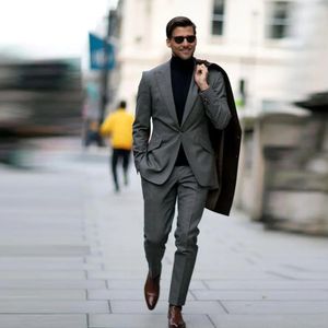 Pantalone blazer due pezzi grigio invernale per abiti da sposa Smoking da uomo con risvolto con un bottone e risvolto in vendita