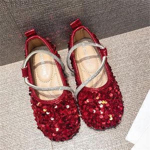 Buty dziecięce Rhinestone Paillette Girls Sandals Designer dla dzieci swobodne trampki dziecięce obuwia dla księżniczki sukienka na imprezę