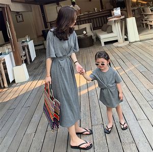 Familjmatchande kläder Summer Mommy and Me Family Matching Mother Daughter Dresses Clothing Mom Dress Barn Child Outfits Mamma Sister Baby Girl 230619