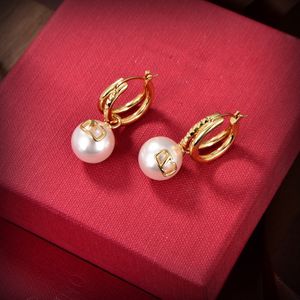 Designer Letter V Metal Logo Earrings Stud Earing Women Tassel Love Internet Celebrity V Earring Female Luxury Pearl Smycken Orecchini 574043