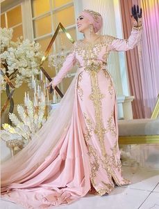 Rosa muslimische Prinzessin-Hochzeitskleider mit abnehmbarer Schleppe, goldfarbene Spitzenapplikation, lange Ärmel, arabische Türkei-Kaftan-Brautkleider