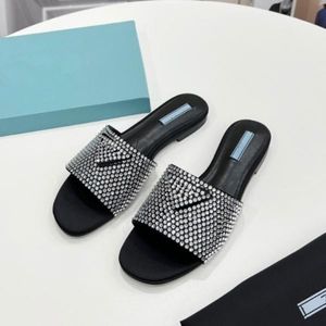 Rhinestones Designer Kvinnor Flat Slippers and Sandals Triangles Full Drill Open-Toed Party Casual Cat Heel Slippers Crystal Beach Sandals