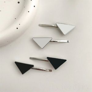Letter Designer Hairpin Plated Silver Men Hair Clip for Lady Party som visar rostfritt stål Emalj Small Delicate Black Triangle Snap Clip Nice Fashion ZB046 E23