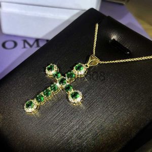 Pendanthalsband 2022 Nya lyxiga Cross Emerald Pendant Neckle Women's Silver Plate Grön Zircon Lady Birthday Cocktail Gift Jewelry J230620