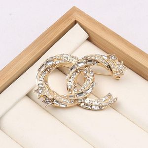 Spilla di design in oro argento placcato in oro 18 carati Star Women Doppie lettere Spilla Spilla da abito Gioielli di moda Abbigliamento Decorazione Accessori di alta qualità