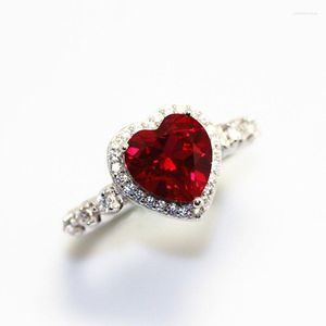 Fedi nuziali per le donne Colore argento Anello di fidanzamento Cuore rosso Cubic Zirconia Elegante lusso all'ingrosso
