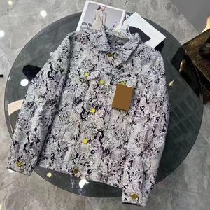 Męskie kurtki designerskie dżinsowe dżinsy płaszcze prasa niebieskie streetwears hole kurtka wiatrówka długie rękawy koszule m-3xl dekoracje p list