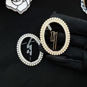 Brand Diamond Brooch Women Roound Crystal Rhinestone Pearl Letter Broothes Suit Pin Biżuter