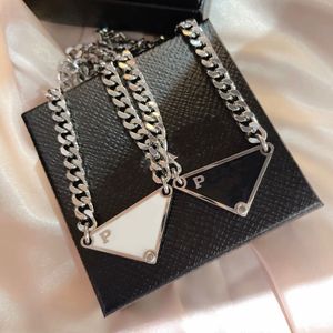 Kvinnor Luxur Designer Halsband Black White Classic Pendant Brass Fashion Par Thick Necklace