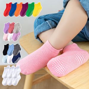 Barnstrumpor 6 parskal 0 till 6 år Bomull Barnens antislip Boat Socks for Boys Girl Low Cut Floor Kid Sock med gummi Grips Four Season 230620