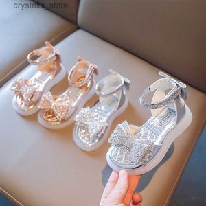 Nya sommarbarnflickor Rom Princess Rhinestone Sandals Crystal Bow Soft Shoes Non-Slip Breattable Fashion Kids Sandals L230518